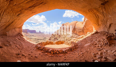 Eine alte Kreis aus Sandstein bekannt als False Kiva sitzt hoch über dem Talboden des Canyonlands National Park entfernt in einer versteckten Nische, Utah, USA versteckt Stockfoto