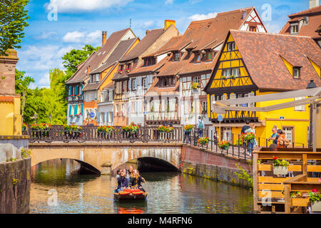 Schöne Aussicht auf die Altstadt von Colmar, auch bekannt als Little Venice, mit Touristen, eine Bootsfahrt entlang der traditionellen bunten Häusern, Elsass Stockfoto