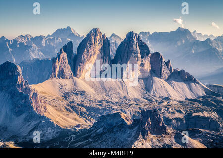 Schönen Blick auf die berühmten Drei Zinnen Berggipfel in den Dolomiten beleuchtet in wunderschönen goldenen Abendlicht bei Sonnenuntergang Stockfoto