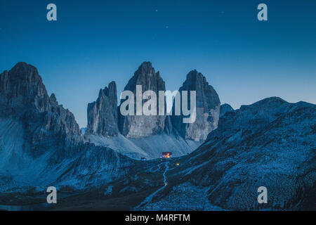 Schönen Blick auf die berühmten Drei Zinnen Berge der Dolomiten mit berühmten Rifugio Antonio Locatelli Hütte bei Nacht Stockfoto