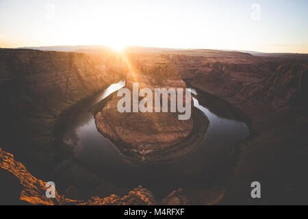 Klassische Weitwinkelaufnahme der berühmten Horseshoe Bend, ein Hufeisen-förmigen Windung des Colorado River in der Nähe der Stadt Seite entfernt, bei Sonnenuntergang, Arizona Stockfoto