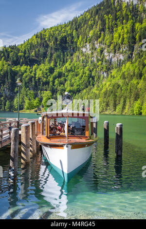 Klassische Ansicht der traditionellen Fahrgastschiff auf dem berühmten See Konigssee an einem schönen sonnigen Tag mit blauen Himmel und Wolken im Sommer, Berchtesgadener Land Stockfoto