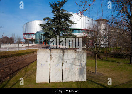 Teile der Berliner Mauer am Europäischen Gerichtshof für Menschenrechte, Straßburg, Elsaß, Bas-Rhin, Frankreich, Europa Stockfoto