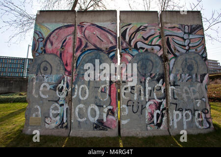 Ein Teil der Berliner Mauer auf Europäischer Gerichtshof für Menschenrechte, Straßburg, Elsaß, Bas-Rhin, Frankreich, Europa Stockfoto