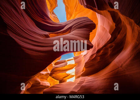 Schöne, weite Betrachtungswinkel von erstaunlichen Sandstein Felsformationen in berühmten Antelope Canyon an einem sonnigen Tag mit blauen Himmel in der Nähe der Altstadt von Seite am See Pow Stockfoto