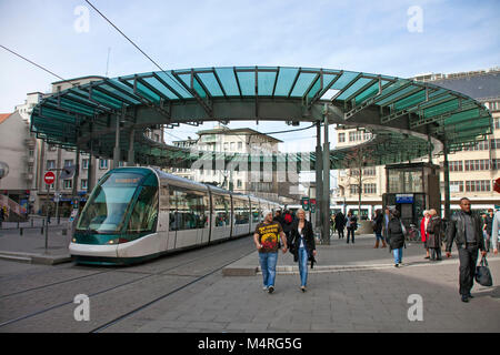 Stadtbild, Leute an der Haltestelle "Homme de Fer", Kleber Square, Straßburg, Elsaß, Bas-Rhin, Frankreich, Europa Stockfoto