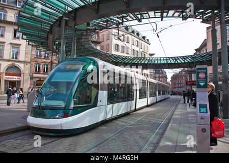 Stadtbild, Leute an der Haltestelle "Homme de Fer", Kleber Square, Straßburg, Elsaß, Bas-Rhin, Frankreich, Europa Stockfoto