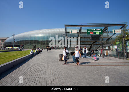 Die Reisenden am Bahnhof, modernes Glas Bau umfasst das alte Gebäude des 19. Jahrhunderts, Straßburg, Elsaß, Bas-Rhin, Frankreich, Europa Stockfoto