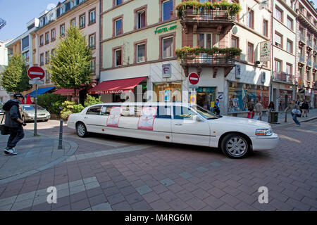 Stretched Limousine wendet sich an Rue du Maire Kuss, Straßburg, Elsass, Frankreich, Bas-Rhin, Europa Stockfoto