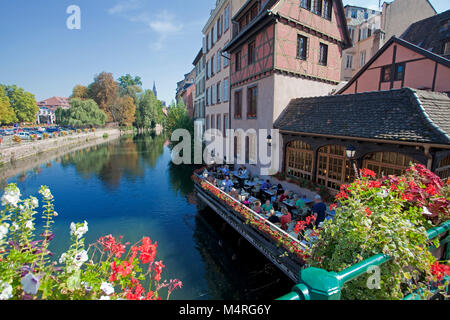 Blick vom Pont Couvert an Kranke iver und auf der Terrasse des Restaurant L'Ami Schutz, La Petite France (Frankreich), Straßburg, Elsaß, Bas-Rhin, Frankreich Stockfoto