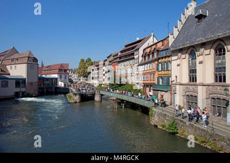 Schleuse bei lll Fluss, Fachwerkhäuser, La Petite France (Frankreich), Straßburg, Elsaß, Bas-Rhin, Frankreich, Europa Stockfoto
