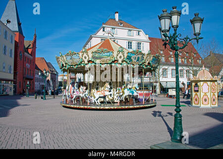 Die alten historischen Kinder Merry-go-round in Haguenau, Elsass, Frankreich, Europa Stockfoto
