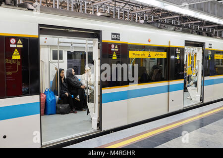 Teheran, Iran - 29. April 2017: Blick von der Plattform des U-Bahnhof zu den Passagieren der Frauen Auto durch die offenen Türen der u-t Stockfoto