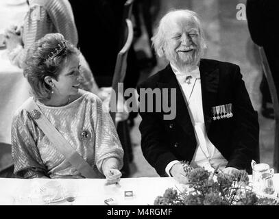 WILLIAM GOLDING britischer Autor und Nobelpreisträger laureatet in Literatur an der Nobelpreis Banquete Tabelle mit Prinzessin Christina von Schweden 1983 Stockfoto