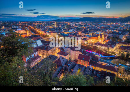 Panoramablick auf das luftbild der Altstadt von Graz Grazer Schlossberg (Burg) in schönen Abend dämmerung Dämmerung, Steiermark, Österreich Stockfoto