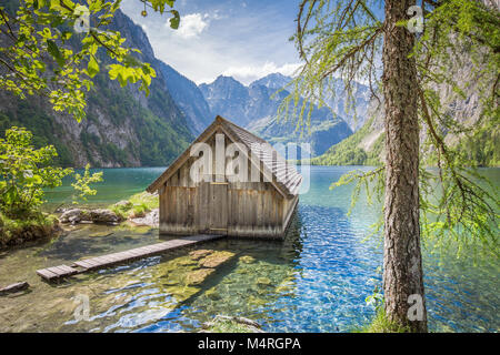 Traditionelle Holz- Boot Haus am Ufer des berühmten Am Obersee im Nationalpark Berchtesgadener Land an einem sonnigen Tag im Sommer, Bayern, Deutschland Stockfoto