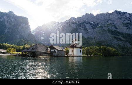 Klassische Ansicht der berühmten Wallfahrtskirche St. Bartholomä am Königssee im schönen Abendlicht bei Sonnenuntergang im Sommer Berchtesgadener Lan Stockfoto