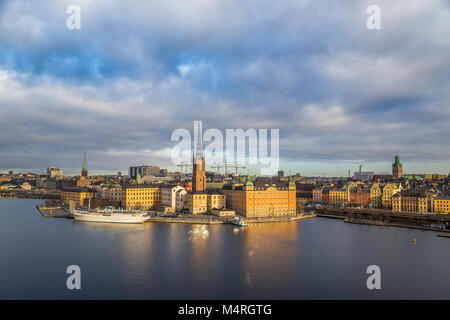 Panoramablick auf den berühmten Stockholmer Stadtzentrum mit historischen Riddarholmen in Gamla Stan, die Altstadt in schöner Morgen bei Sonnenaufgang mit b Stockfoto