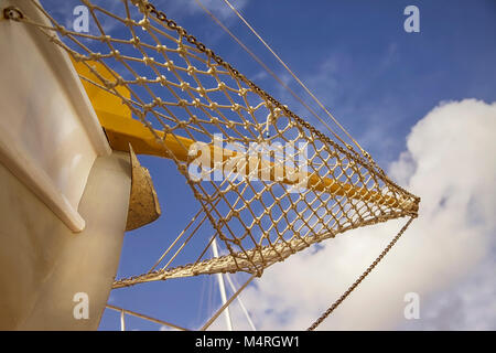 Das Schiff ist in Bogen. Holz- vintage Segelboot mit Hof Arm- und Sicherheitsnetz. Wolken im Hintergrund. Stockfoto