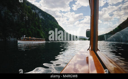 Klassische Ansicht der traditionellen Passagierschiffe auf dem berühmten See Konigssee an einem schönen sonnigen Tag mit blauen Himmel und Wolken im Sommer, Berchtesgadener Land Stockfoto