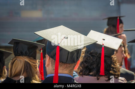 Zurück der Absolventen während der Abschlussfeier. Nahaufnahme der Graduate cap. Bildung, Menschen, Dipl.-Konzept Stockfoto