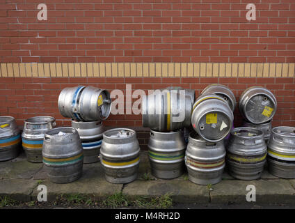 Bierfässer aus Edelstahl stapelten sich auf Steinflaggenpflaster In Bury lancashire uk Stockfoto