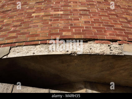 Abbau von Stahlbeton, Delaminierung unter gebogenen roten Ziegelwänden in Bury lancashire uk Stockfoto