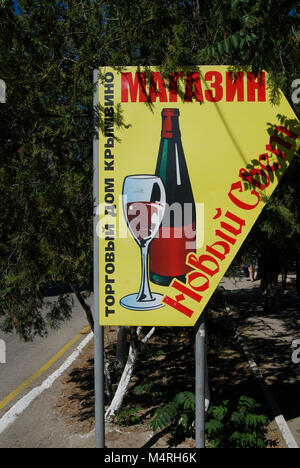 Werbung board Der "Trading House der Krim Wein - Speicher - Neue Welt' (Tорговый крымвино дом-Mагазин - Новый Свет) in Perugia, Ukraine. Stockfoto