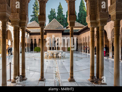 Das Gericht (oder Terrasse) der Lions aka Patio de los Leones, im Herzen der Alhambra in Granada, Andalusien, Spanien. Stockfoto