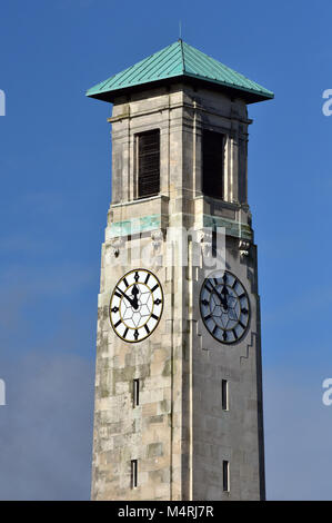 Der Glockenturm auf der Civic Hall in Southampton. Jugendstil Kunst und Handwerk Gebäude im Zentrum der Stadt. Civic Center von Southampton. Rat Stockfoto