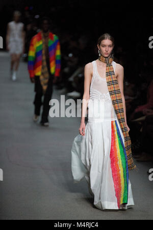 Modelle auf dem Laufsteg während der Burberry Herbst/Winter 2018 London Fashion Week Show auf der Dimco Gebäude, West London. PRESS ASSOCIATION. Bild Datum: Samstag, Februar 17, 2018. Photo Credit: Isabel Infantes/PA-Kabel Stockfoto