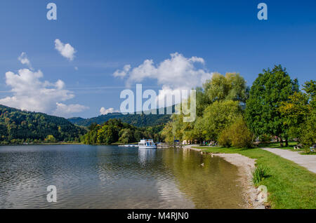 Am Schliersee, kann man den See von einem Boot aus, das ist ein großer Spaß im Sommer erkunden. Stockfoto