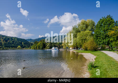 Am Schliersee, kann man den See von einem Boot aus, das ist ein großer Spaß im Sommer erkunden. Stockfoto