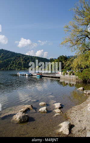 Am Schliersee, kann man den See von einem Boot aus, das ist ein großer Spaß im Sommer erkunden. Stockfoto