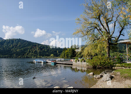 Am Schliersee, kann man den See von einem Boot aus, das ist ein großer Spaß im Sommer erkunden. Stockfoto