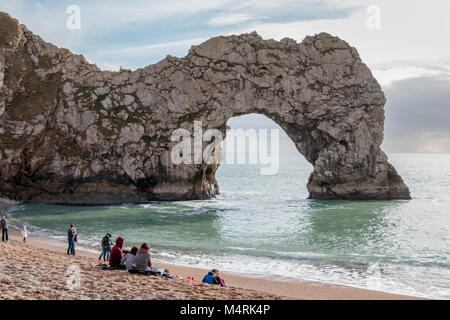 PORTLAND BILL, DORSET/UK - 16. Februar: Blick auf Durdle Door auf der Isle of Portland in Dorset UK am 16. Februar 2018. Nicht identifizierte Personen Stockfoto