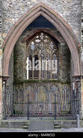 Der Eingang Kirche merchant Navy Memorial in der Mitte der Stadt von Southampton nach holyrood. Die Ruinen der alten Kirche Denkmal Kaufmann Meer zu erinnern Stockfoto