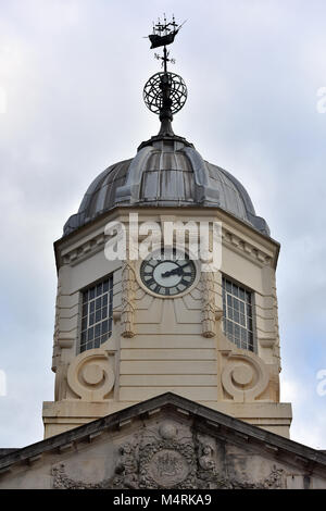 Eine reich verzierte Uhrturm auf ein casino Gebäude in der Stadt Southampton mit einer Wetterfahne in der Form eines Schiffes und eine Kugel. Stockfoto