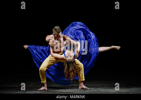 Die tanzpaare in der Dunkelheit, was Tanz in Bewegung. Stockfoto