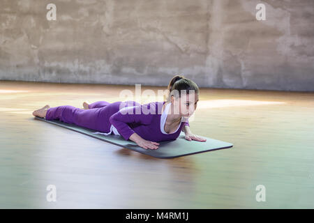 Schönen athletischen jungen weiblichen Yoga Asana, niedrige Cobra. Stockfoto