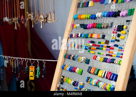 Bunte lego Ohrringe am Mauerpark sonntag Flohmarkt an einem frühen Frühlingstag in Berlin, Deutschland - Europa Stockfoto