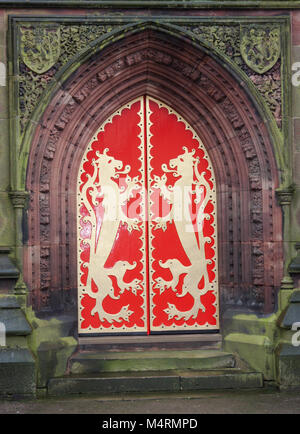 Red gothic Pugin Kirche Tür mit Gold Lions Stockfoto