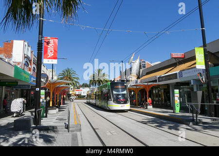 St Kilda, Melbourne, Australien: 07. März 2017: Eine elektrische Straßenbahn verlässt die Acland Straße Straßenbahn-Haltestelle in der populären Acland Street, St Kilda. Stockfoto