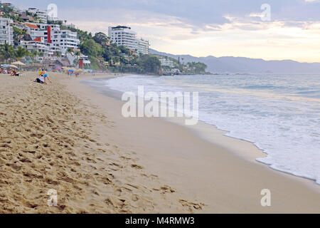 Dämmerung am Strand Los Muertos in der Zona Romantica Puerto Vallarta, Mexiko. Stockfoto