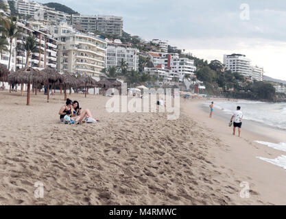 Dämmerung am Strand Los Muertos in der Zona Romantica Puerto Vallarta, Mexiko. Stockfoto