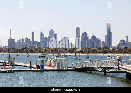 St. Kilda, Australien: 09.März 2017: Seebrücke und Yachthafen von St Kilda, einem Vorort von Melbourne. Wassersport ist ein beliebter entspannende Verfolgung in der Gegend. Stockfoto