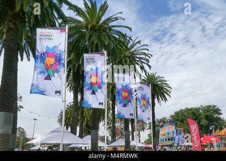 Melbourne, Australien: 11. März 2017: Fahnen wehen am Moomba Festival, das Laufen für 60 Jahre gewesen ist. Beliebt bei Familien und Touristen. Stockfoto