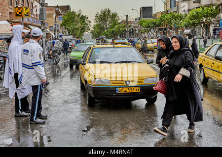 Teheran, Iran - 29. April 2017: Iranische Frauen im hijab überqueren Sie die Straße. Stockfoto