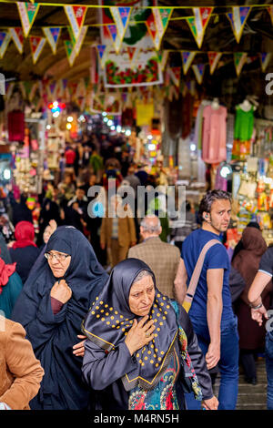 Teheran, Iran - 29. April 2017: Muslimische Frauen in hijabs in dem großen Markt. Stockfoto