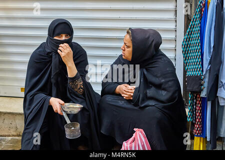 Teheran, Iran - 29. April 2017: zwei iranische Frauen in hijabs Sitzen auf den Markt, von denen ihr Gesicht bedeckt. Stockfoto